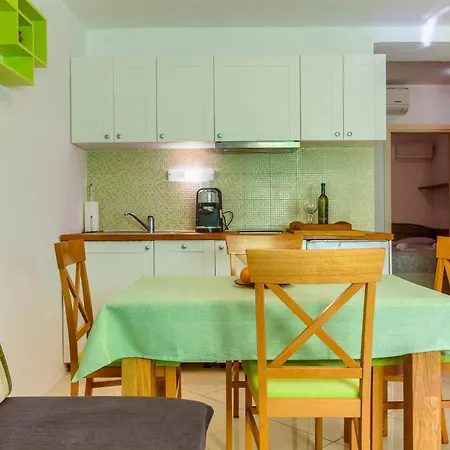 Filipovic, 3 Min Walk To The